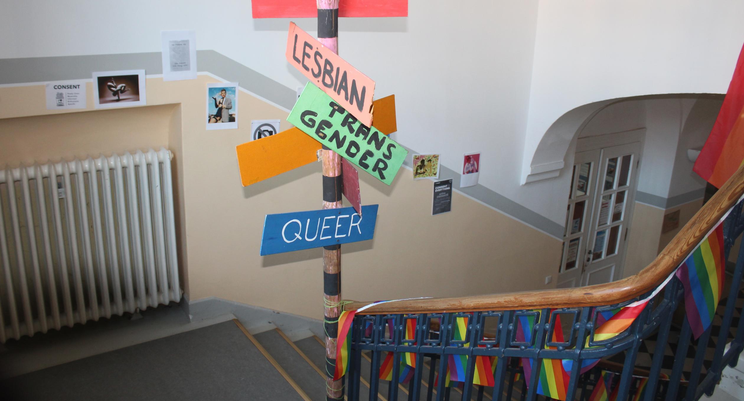 Queer Easter 2022 - Dekoration im Treppenhaus Queer Easter 2022 - Dekoration im Treppenhaus