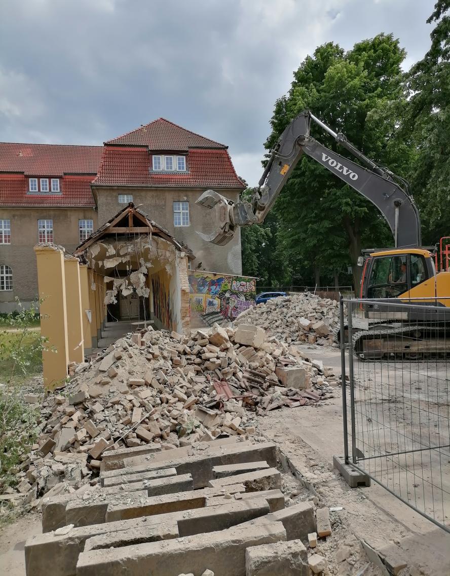 Abbrucharbeiten am bisherigen Wandelgang im Innenhof Abbrucharbeiten am bisherigen Wandelgang im Innenhof