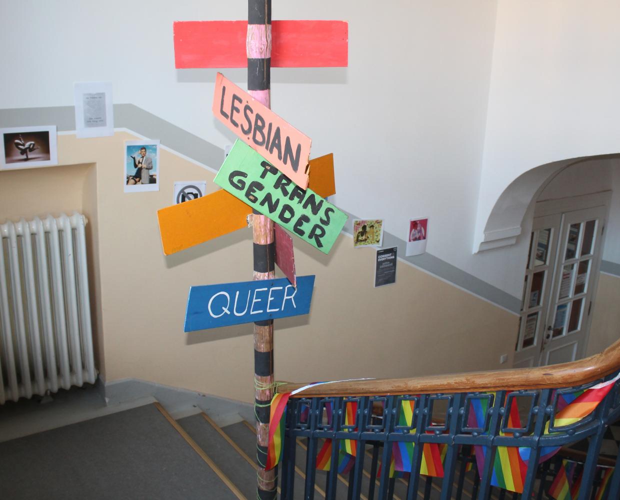 Queer Easter 2022 - Dekoration im Treppenhaus