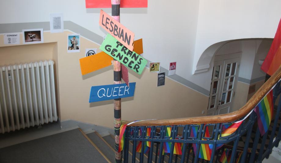 Queer Easter 2022 - Dekoration im Treppenhaus