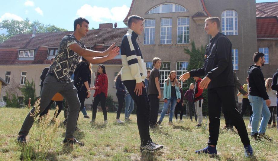 Jugendliche bei Vertrauensübung