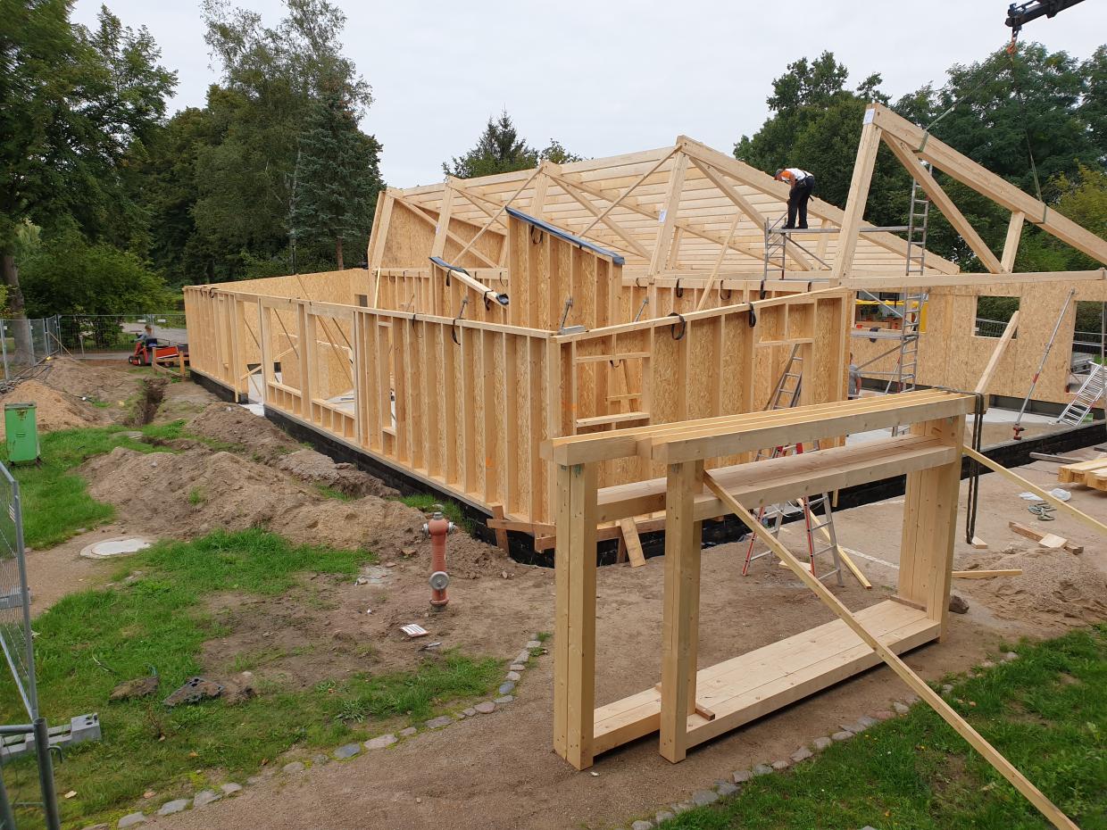 Die neue Halle nimmt Form an: Holz-Rohbau steht.